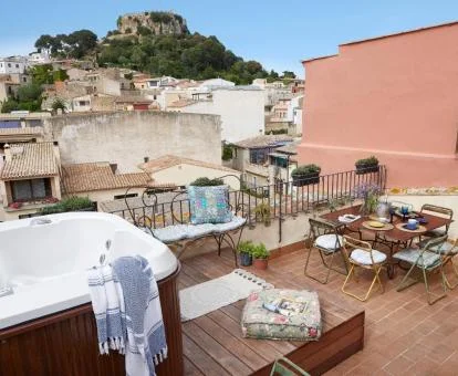 Preciosa terraza con jacuzzi exterior y vistas al castillo de este coqueto hotel.