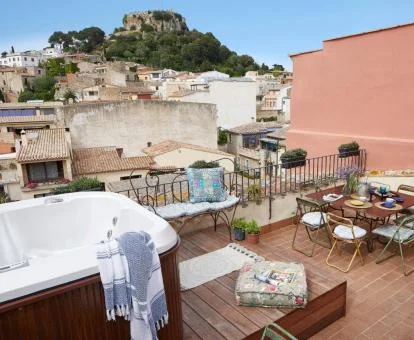 Terraza con jacuzzi y bonitas vistas de este coqueto hotel boutique.