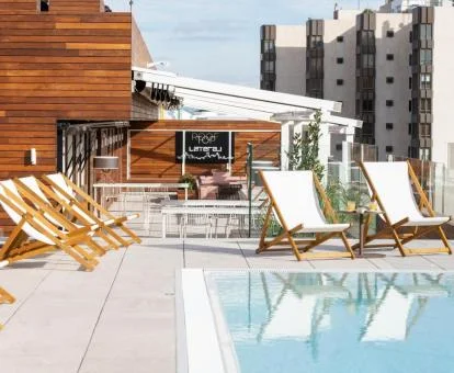 Terraza solarium con tumbonas y piscina del hotel.