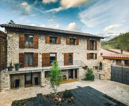 Edificio rural de este hotel solo para adultos con zona exterior.