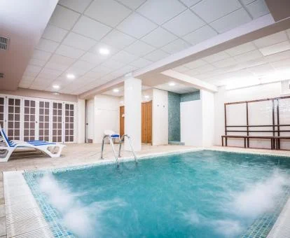 Piscina de hidroterapia del acogedor spa del hotel.