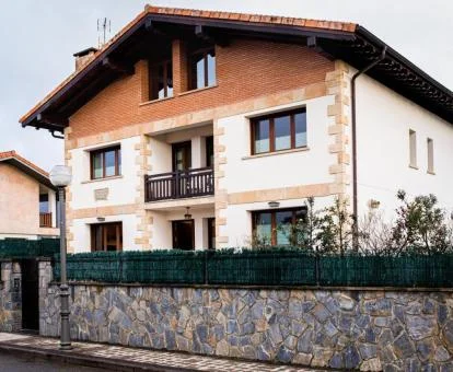 Edificio de este hotel rural de gestión familiar solo para adultos.