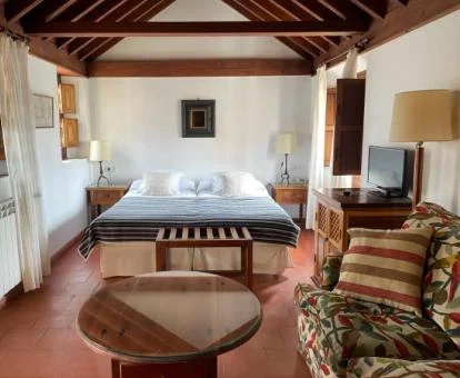 Una de las acogedoras habitaciones de estilo tradicional del hotel.