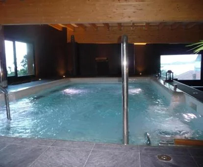 Piscina interior del centro de spa del hotel.