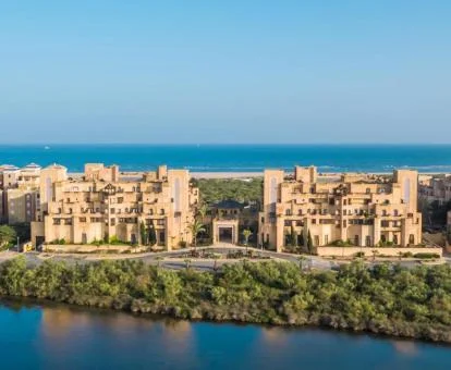 Espectacular hotel romántico a orillas del mar.