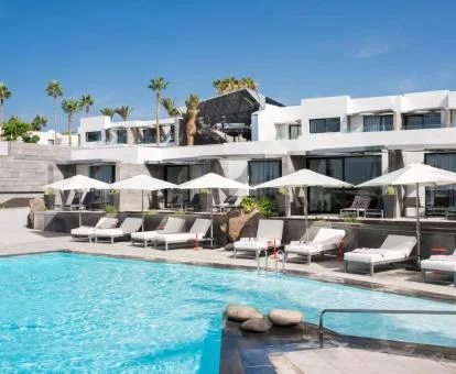 Hotel boutique con piscina exterior y solarium ideal para estancias en pareja.