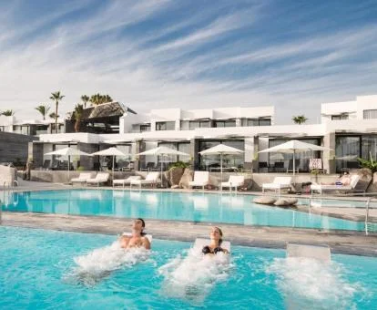 Precioso hotel rural con piscinas al aire libre y zona de bienestar exterior.