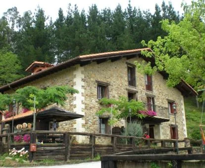 Edificio de piedra de este maravilloso hotel rural rodeado de vegetación.