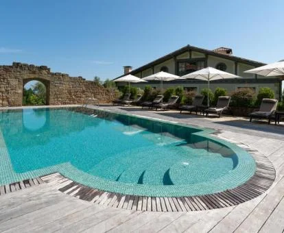 Hotel rural con gran terraza y piscina al aire libre.