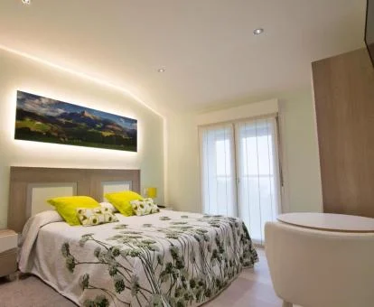 Una de las modernas habitaciones de este hotel boutique con zona de estar.