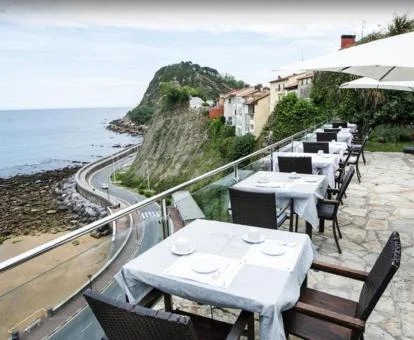 Terraza con comedor exterior con vistas al mar de este hotel.