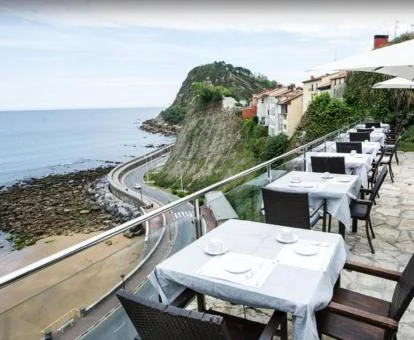 Terraza con comedores exteriores y maravillosas vistas de este hotel con encanto.
