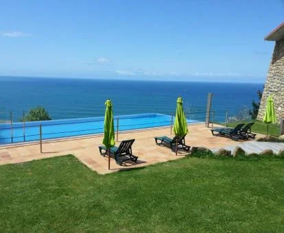 Zona exterior con piscina y preciosas vistas al mar de este hotel con encanto.