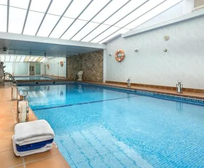 Piscina cubierta del centro de bienestar del hotel.