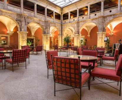 Acogedor patio interior con mobiliario de este agradable hotel boutique.
