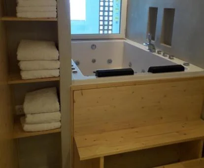 Espectacular jacuzzi para dos personas de la zona de bienestar privada del apartamento.