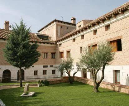 Edificio de este hotel rural con jardines.