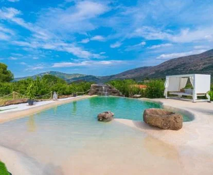 Hermosa piscina exterior con vistas al campo que rodea el alojamiento.