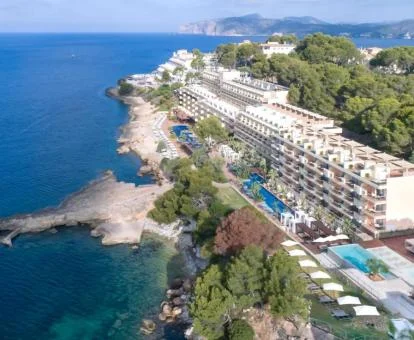 Espectacular hotel con piscinas exteriores en primera línea de mar.