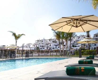 Terraza solarium con piscina de este moderno hotel boutique.