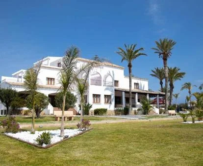 Edificio de este precioso hotel solo para adultos rodeado de jardines.