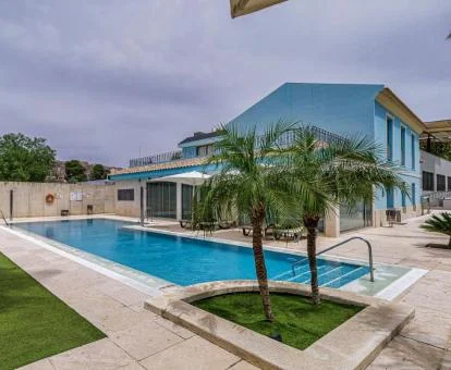 Exteriores de este hotel con encanto con piscina exterior.