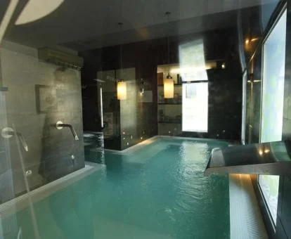 Piscina cubierta con hidroterapia del spa del hotel.