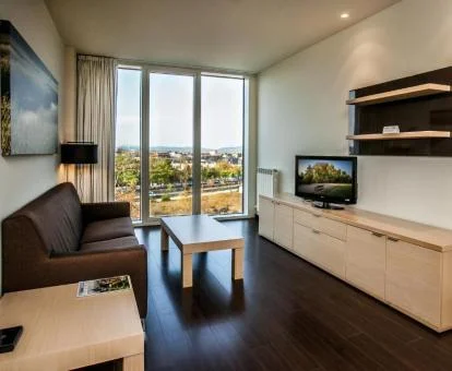 Zona de estar con amplios ventanales y vistas de uno de los estudios del alojamiento.