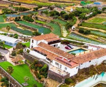 Vista aérea de este hotel rural en medio del campo.