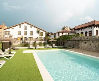 Zona exterior de este amplio complejo con piscina climatizada y solarium.