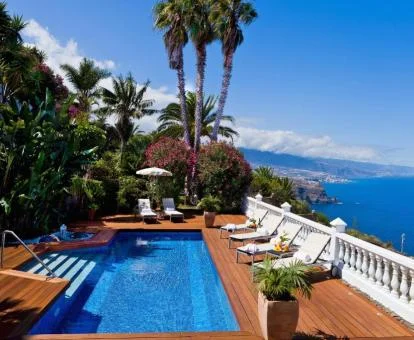 Zona exterior con bellos jardines, piscina y fabulosas vistas al mar de este hotel boutique.