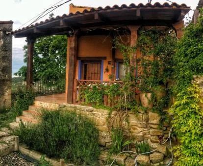 Preciosa casita rodeada de jardines.