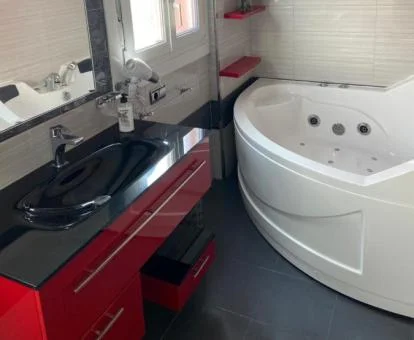 Bañera de hidromasaje privada en uno de los baños de este apartamento independiente.