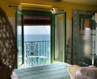 Una de las coquetas habitaciones de este hotel solo para adultos con vistas al mar.