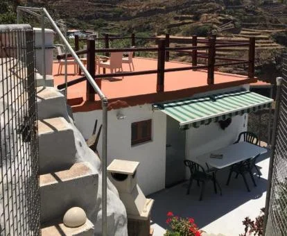 Acogedora casa rural independiente con terraza solarium y vistas a las montañas.
