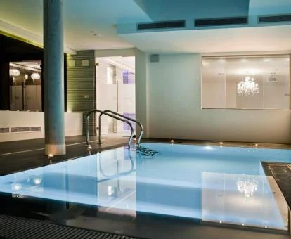 Piscina cubierta de este hotel romántico.