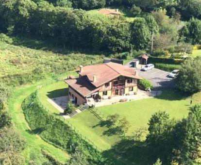 Vista aérea de este hotel rural solo para adultos rodeado de naturaleza.