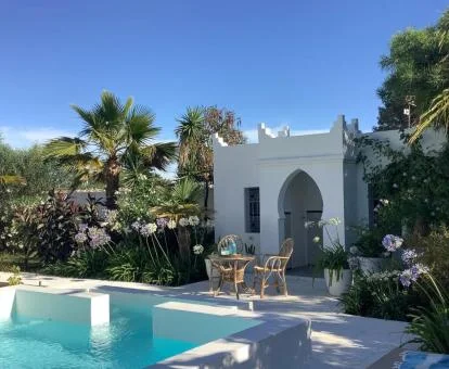 Establecimiento solo para adultos rodeado de jardines con piscina al aire libre.