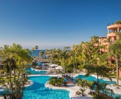 Preciosas zonas exteriores con jardines, piscinas y vistas al mar de este hotel con encanto.