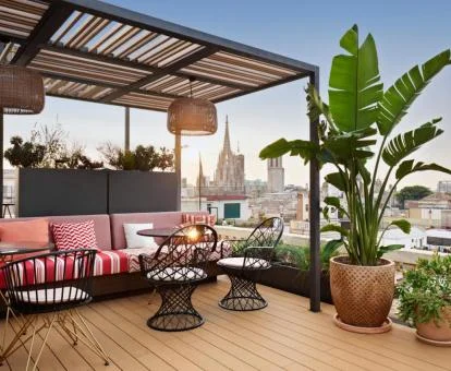 Bella terraza con vistas a la ciudad de este hotel con encanto.