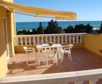 Terraza amueblada del estudio con vistas al mar del establecimiento.
