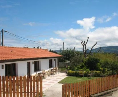 Establecimiento de apartamentos rurales con zona exterior y amplios jardines.