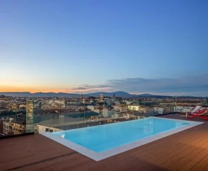 Piscina exterior de borde infinito con maravillosas vistas.