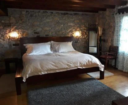 Una de las acogedoras habitaciones rústicas de este hotel solo para adultos.
