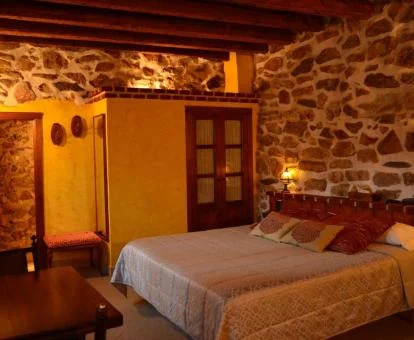 Una de las coquetas habitaciones de estilo rústico de este precioso hotel con encanto.