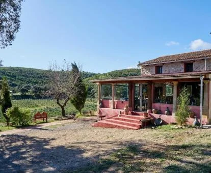 Edificio de este hotel rural perfecto para disfrutar de una estancia en el campo.