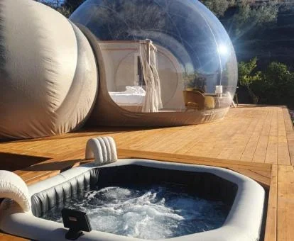 Coqueta burbuja perfecta para parejas con jacuzzi privado en el exterior.