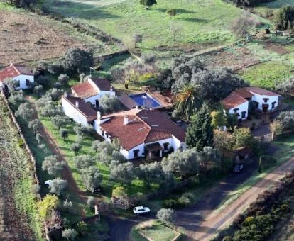 Vista aérea de este establecimiento rural rodeado de naturaleza.
