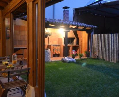 Agradable zona exterior con jardín y barbacoa de este hotel rural.