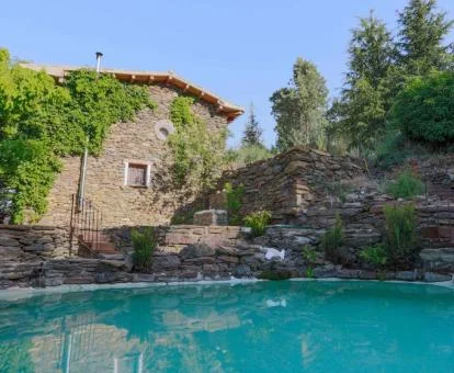 Preciosa casita independiente con vegetación y piscina exterior.